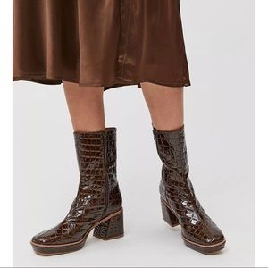 Urban Outfitters Women’s UO Bella Boot in Chocolate Size 7